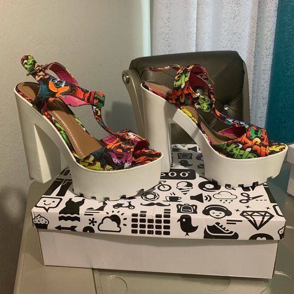 Shoes - Graffiti chunky heels